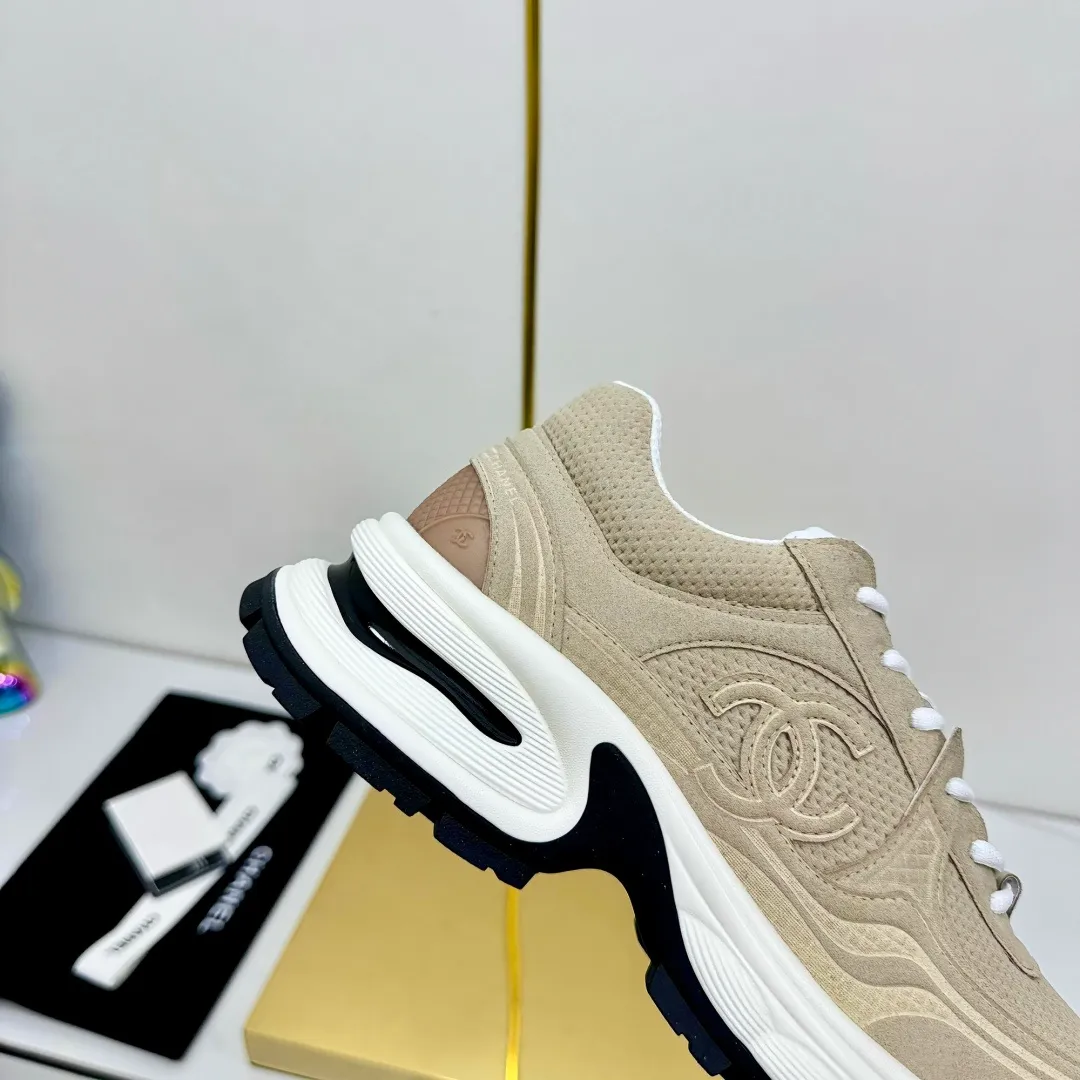 👟👟Ex-factory price 680👟👟 Upgraded version, upgraded version, upgraded version! No rebuttal accepted! ! ! ! Chanel Chanel panda shoes! 2025 counter's top casual sports shoes. This classic design; the upper is electro-embroidered with a variety of techniques; the outsole is fashionable and sporty; the unusual inclusion of a variety of color matching elements... The diversified mix and match is very good-looking and versatile, and can be used for leisure, fashion, sports, and outdoor... ꫛꫀꪝ Go➫ Materials: ❶Upper made of: original imported first-layer silk cowhide + original waterproof cloth + original first-layer cowhide ❷Inner lining: Original Yangli+Net ❸Outsole based on: Original TPU combination outsole Counter boutique packaging complete set for women 35–41 👉 👉 👉 👉